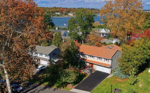 Single Family House For Sale in Manhasset New York 5 Beds 4 Baths