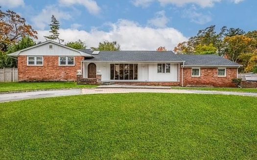 Single Family House For Sale in Oakdale New York 3 Beds 3 Baths