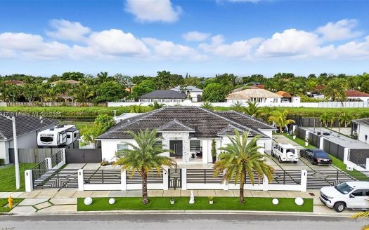 Single Family House For Sale in Miami Florida 4 Beds 5 Baths