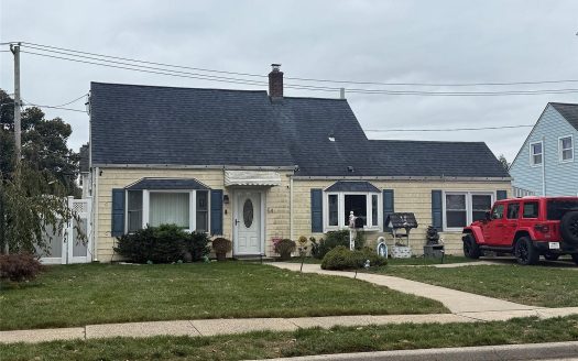 Single Family House For Sale in Levittown New York 4 Beds 2 Baths