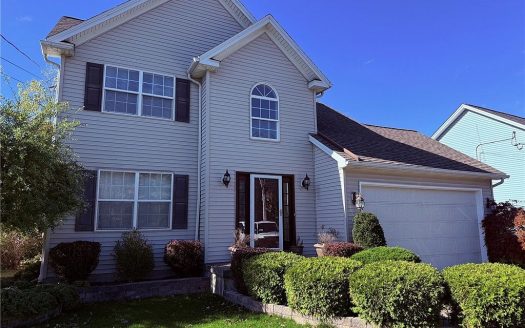Single Family House For Sale in Getzville New York 3 Beds 3 Baths