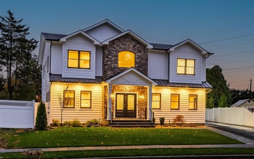 Single Family House For Sale in Levittown New York 5 Beds 4 Baths