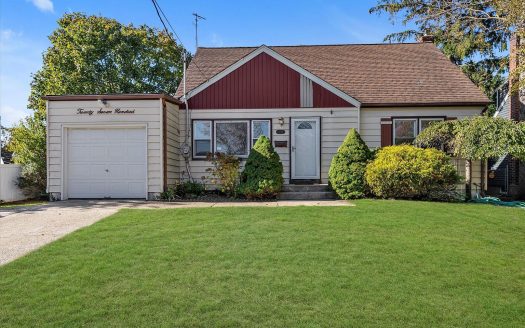Single Family House For Sale in Baldwin New York 4 Beds 2 Baths