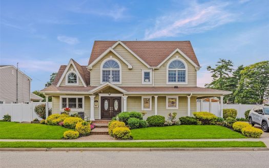 Single Family House For Sale in Levittown New York 4 Beds 3 Baths