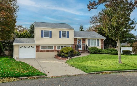 Single Family House For Sale in Greenlawn New York 4 Beds 2 Baths