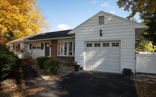 Single Family House For Sale in Niskayuna New York 3 Beds 2 Baths