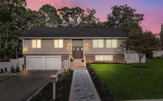Single Family House For Sale in Glen Cove New York 4 Beds 3 Baths