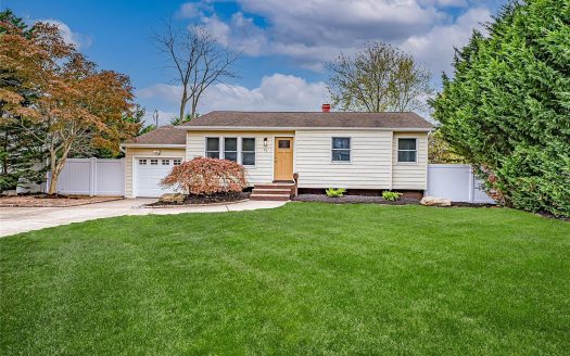 Single Family House For Sale in West Sayville New York 4 Beds 2 Baths