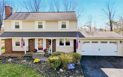 Single Family House For Sale in Farmington New York 4 Beds 3 Baths