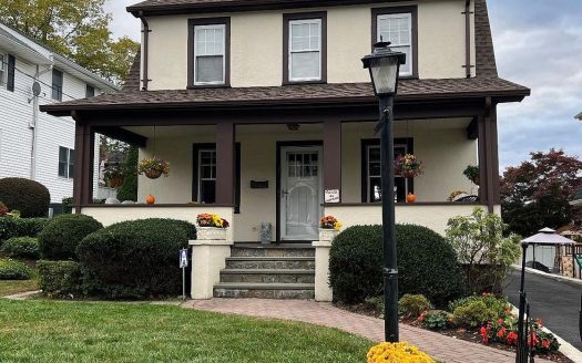 Single Family For Sale in Scarsdale New York 3 Beds 1 Bath