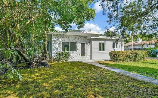 Single Family House For Sale in South Miami Florida 3 Beds 3 Baths