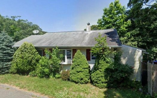 Single Family For Sale in Ronkonkoma New York 2 Beds 1 Bath