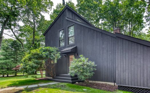 Single Family House For Sale in East Hampton New York 3 Beds 2 Baths