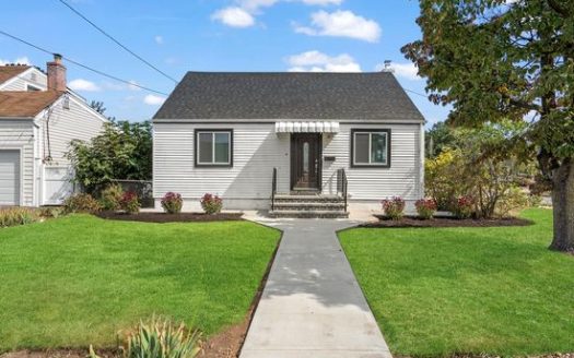 3-Bedroom Single Family Home for Rent in Bethpage, NY 11714 – $4600/mo | 2 Baths | Updated 2025