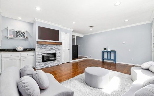 Townhouse for Sale in Tarzana, CA 91356 – 2 Bedrooms, 3 Baths – $598750
