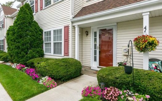 4-Bedroom Townhouse for Rent in Farmingdale, NY 11735 – $4995/mo | 3 Baths | Updated 2025