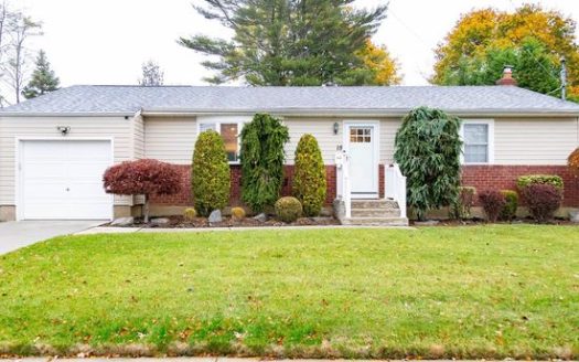 3-Bedroom Single Family Home for Rent in Farmingdale, NY 11735 – $4500/mo | 2 Baths | Updated 2025