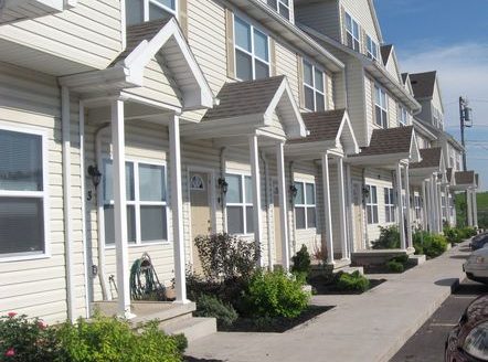 4-Bedroom Townhouse for Rent in Amherst, NY 14228 – $2680/mo | 3 Baths | Updated 2025