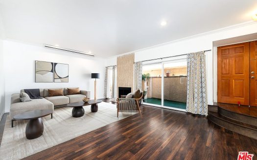 Townhouse for Sale in Encino, CA 91316 – 3 Bedrooms, 3 Baths – $699000