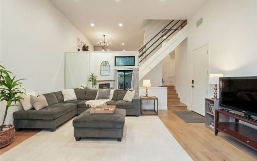 Townhouse for Sale in Lake Balboa, CA 91406 – 3 Bedrooms, 3 Baths – $659000
