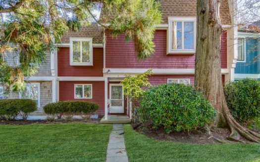 3-Bedroom Townhouse for Rent in East Hampton, NY 11937 – $3000/mo | 3 Baths | Updated 2025
