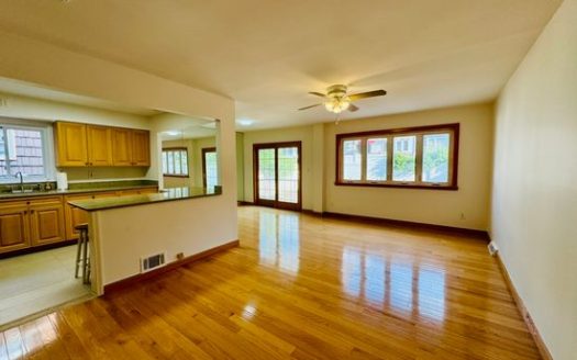 3-Bedroom Townhouse for Rent in Oakland Gardens, NY 11364 – $4800/mo | 3 Baths | Updated 2025