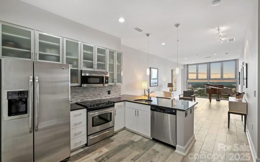 Condo for Sale in Charlotte, NC 28202 – 1 Bedroom, 1 Bath – $450000