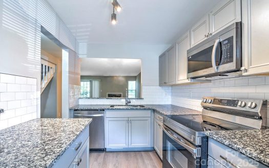 Condo for Sale in Charlotte, NC 28215 – 2 Bedrooms, 3 Baths – $195000