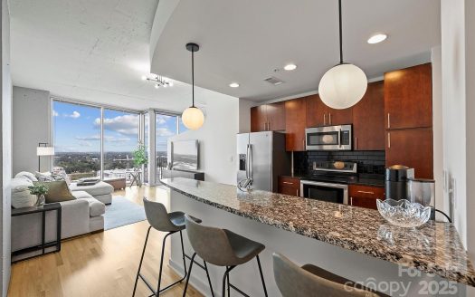 Condo for Sale in Charlotte, NC 28202 – 1 Bedroom, 1 Bath – $350000