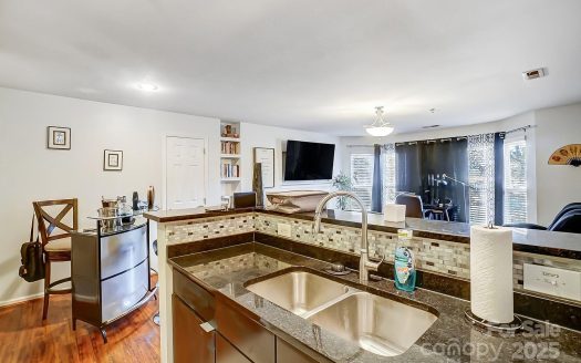 Condo for Sale in Charlotte, NC 28202 – 1 Bedroom, 1 Bath – $219000